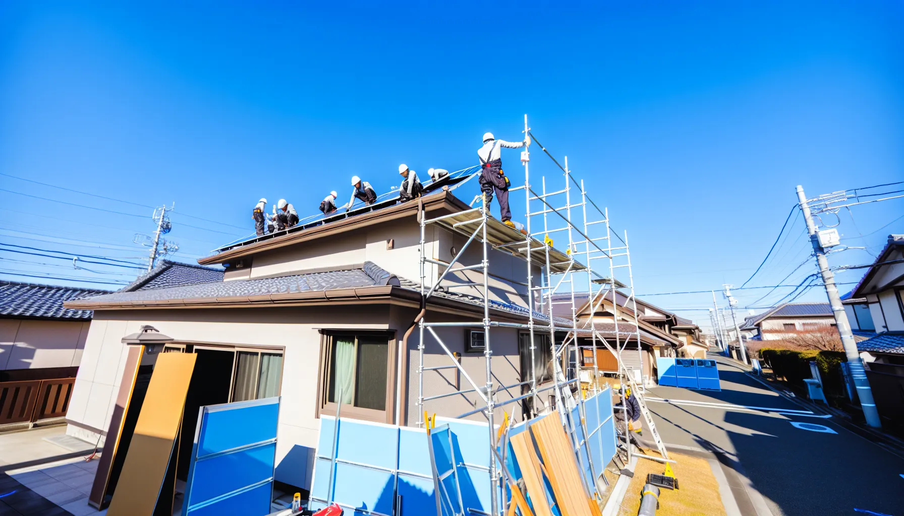 住宅屋根からの太陽光パネル撤去工事の様子。足場設置済み。